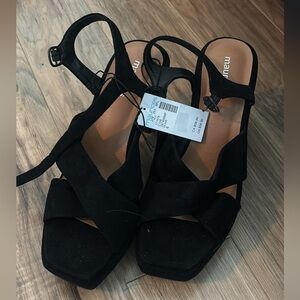 Nwt sandals